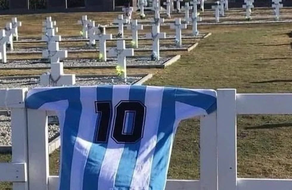 La camiseta Argentina de Diego Maradona flameó en el cementerio de Darwin.