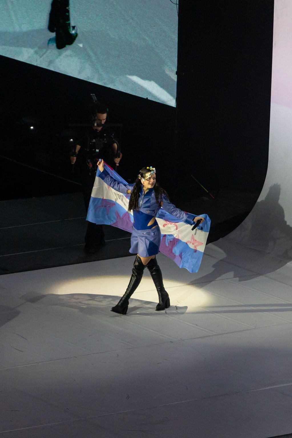 Rosalía con una bandera argentina en el escenario del Movistar Arena.