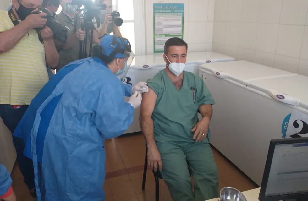 Diego Lanzotti, director del Hospital de Rafaela, el primero en ser vacunado