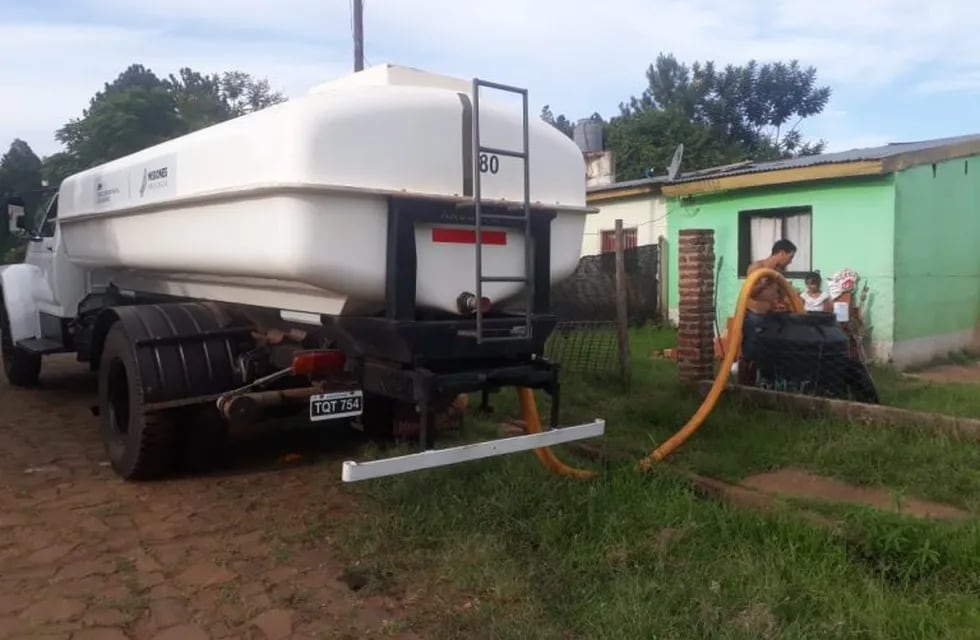 Camiones cisterna abasteciendo de agua al barrio Cruz del Sur. (M. de Posadas)