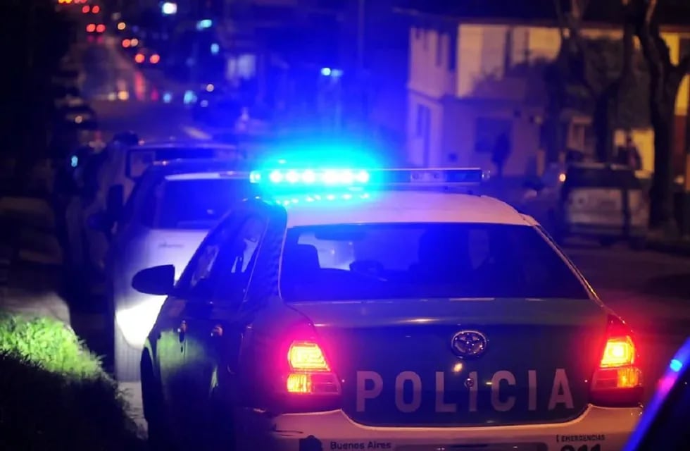 Un policía entró a la casa de su expareja en La Plata y la golpeó.