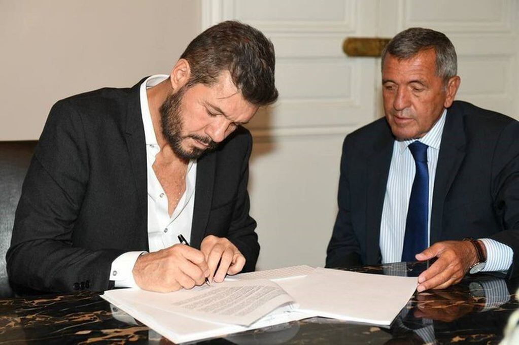 Marcelo Tinelli firma contrato con Artear.