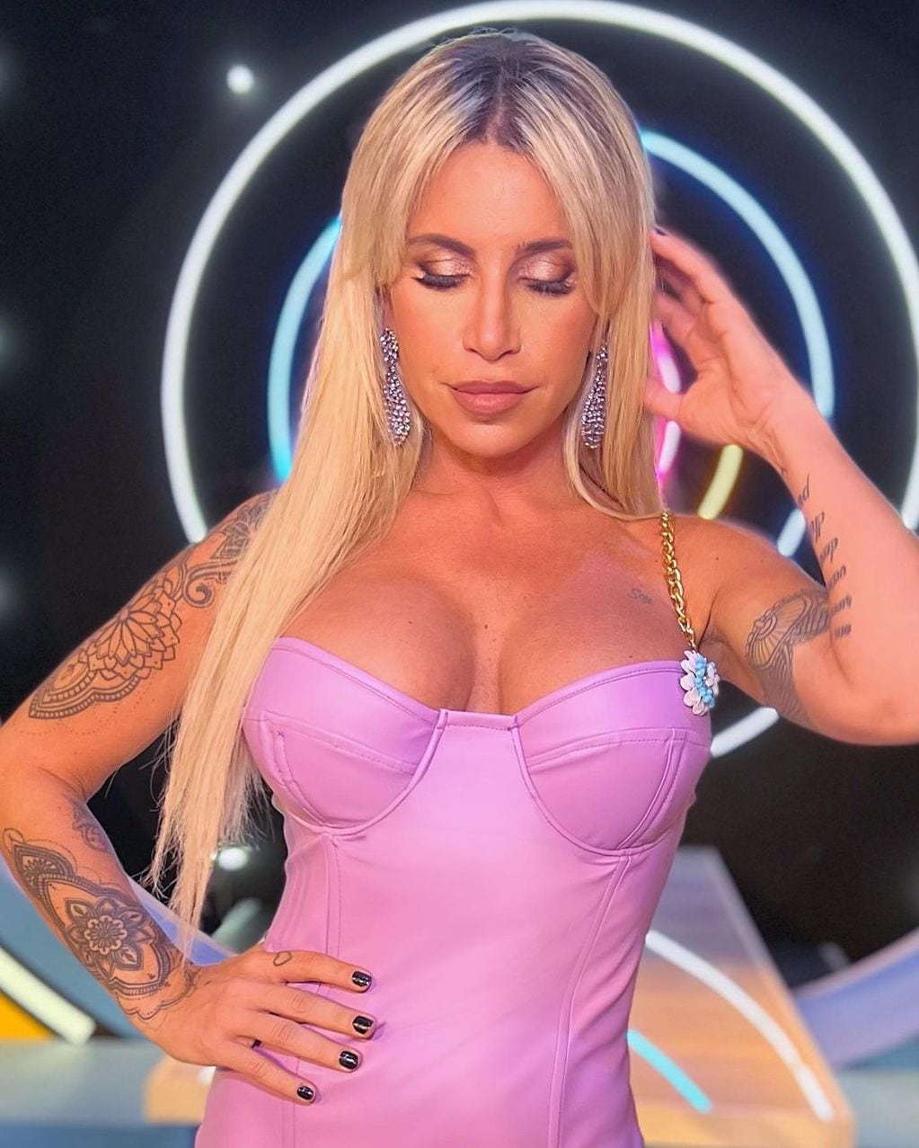 Florencia Peña enloqueció a sus fans con un vestido engomado rosa.