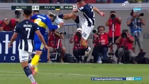Carlos Auzqui le comete una fuerte falta a Marcos Rojo en la final de la Copa Argentina entre Talleres y Boca
