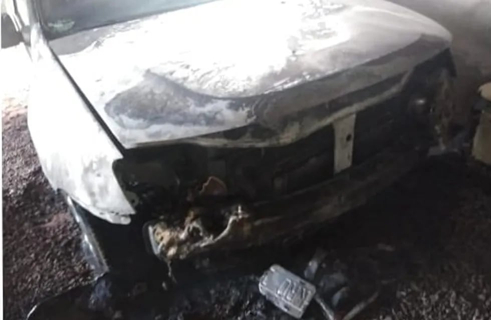 Al pretender iniciar el fuego también quemaron dos autos.