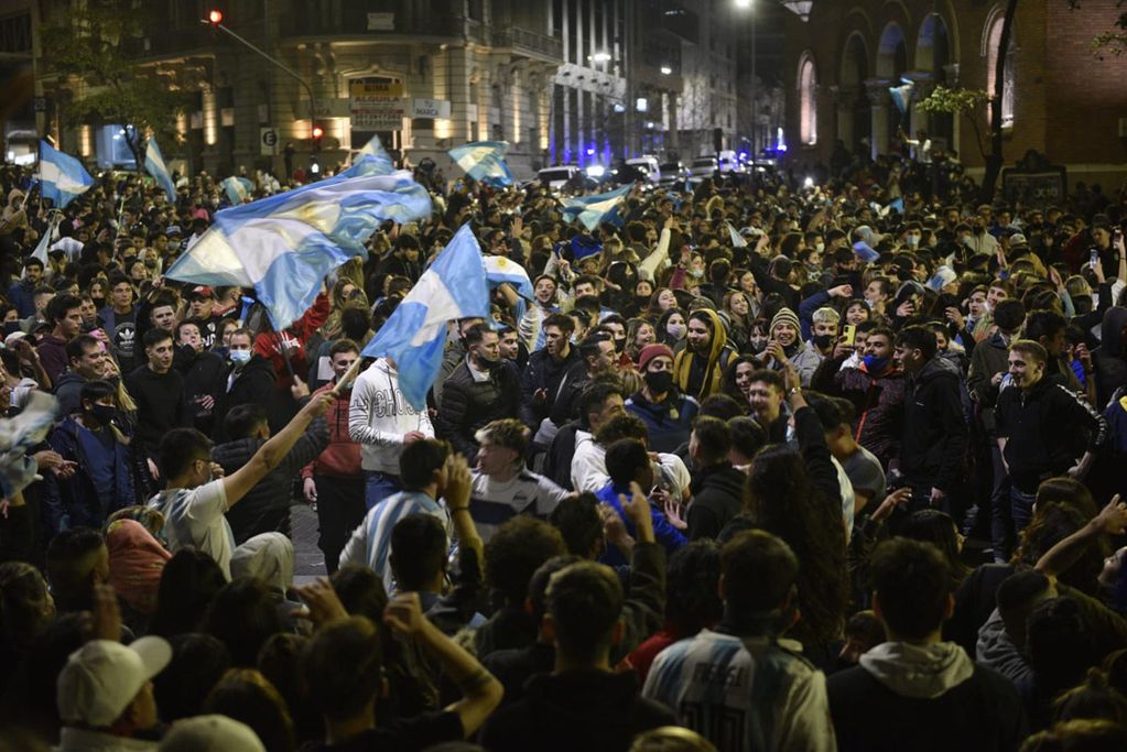 Festejos en el Patio Olmos por el triunfo de Argentina en la Copa América.
 (Facundo Luque)