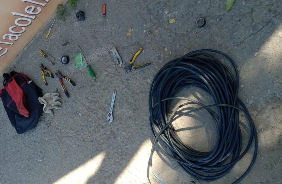 El hombre tenía consigo varios metros de cable de cobre y diversas herramientas.