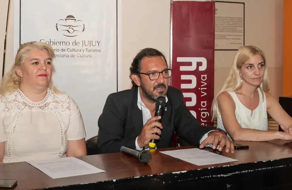 El secretario de Cultura de Jujuy, Luis Medina Zar, en conferencia de prensa con las directoras de Cultura, Gisela Arias; y de Patrimonio, Valentina Millón.