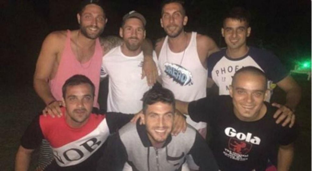 Messi con sus amigos de la categoría 87 de Newell's.