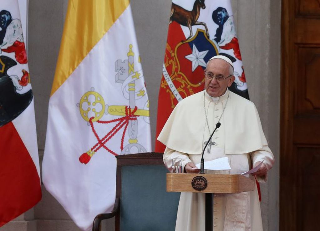 El papa Francisco habla el 16/01/2018 en Santiago de Chile, Chile, durante su llegada al Palacio de la Moneda. El pontífice manifestó sentir dolor y vergüenza, y pidió perdón por los abusos sexuales contra niños por parte de algunos de los clérigos  de la Iglesia católica chilena. 
(Vinculado a la cobertura sobre la visita del papa Francisco a Chile del 16/01/2018) foto: Cristobal Escobar/Agencia Uno/dpa