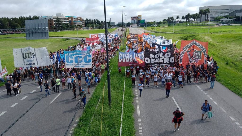 Piqueteros se manifiestan contra el Gobierno, 48 horas antes de la marcha de la CGT.