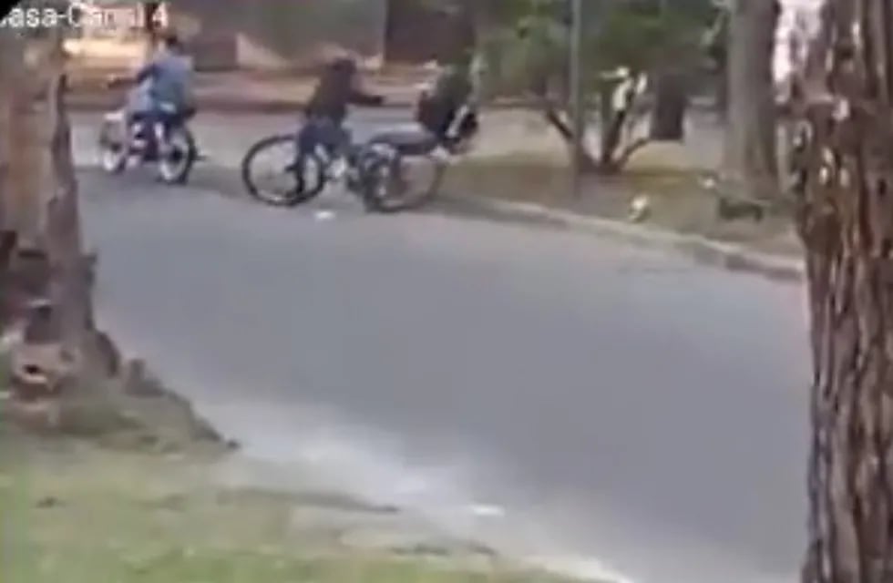 El momento en el que tiran de una bicicleta a una joven para robarle