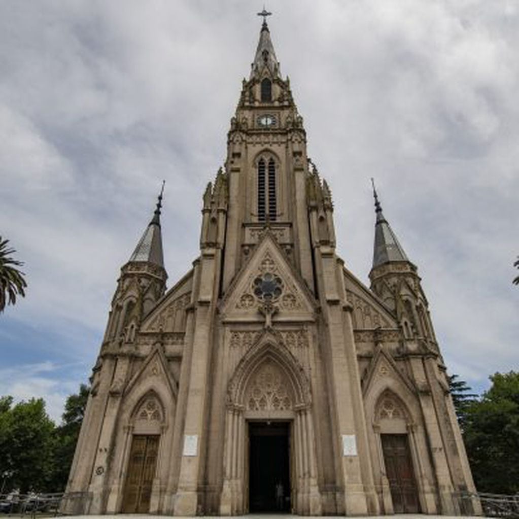 La Catedral Basílica Nuestra Señora de las Mercedes es un centro religioso importante en la localidad.