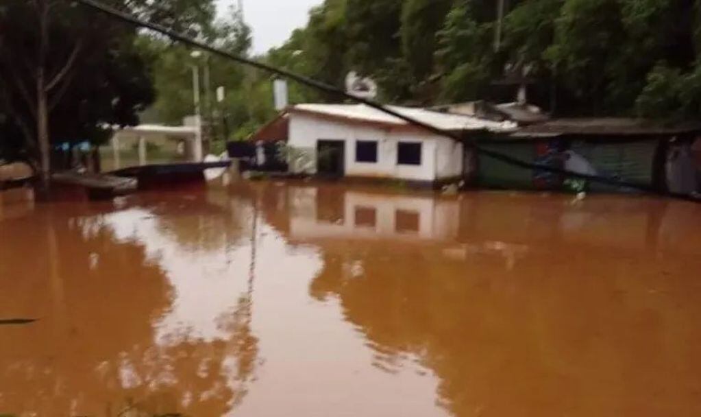 Inundaciones y evacuaciones en Puerto Iguazú.