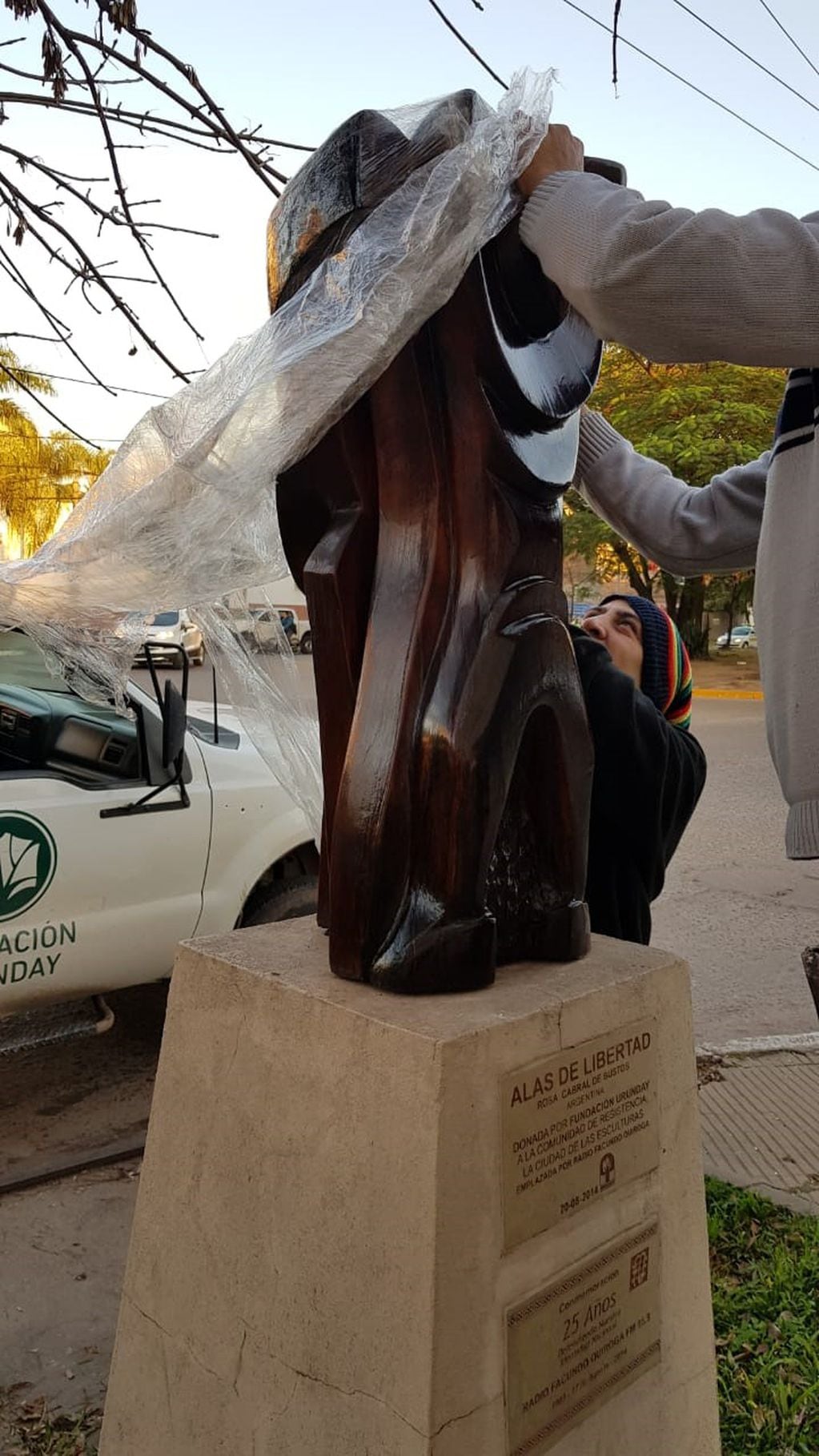 La escultura "Alas de Libertad" restaurada gracias a los miembros de la Fundación Urunday (Vía Resistencia).