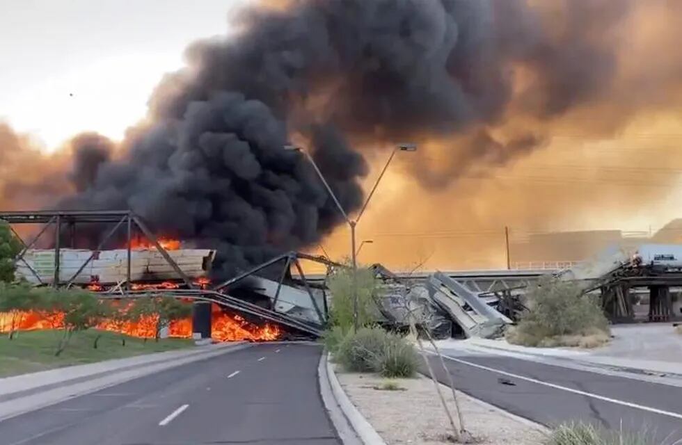 Descarriló un tren en un puente de Arizona y provocó un feroz incendio. (AP)