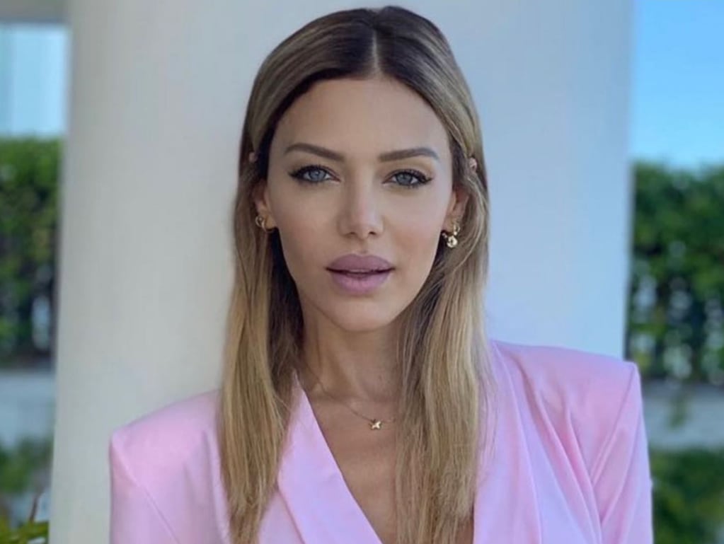 La modelo resaltó su mirada con un make up clásico y minimalista para lucir su atractivo vestido rosado / Foto: Instagram