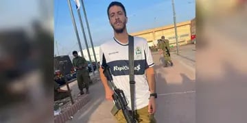 El platense que usa la camiseta de Gimnasia en la guerra de Israel y Hamas.