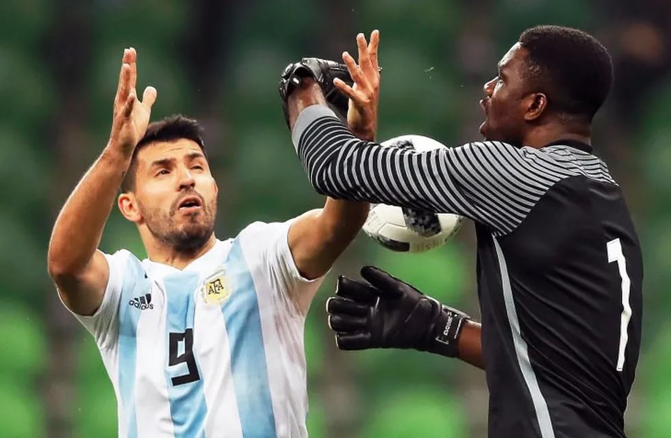 El insólito error del arquero de Nigeria que derivó en el primer gol argentino. Foto: EFE.