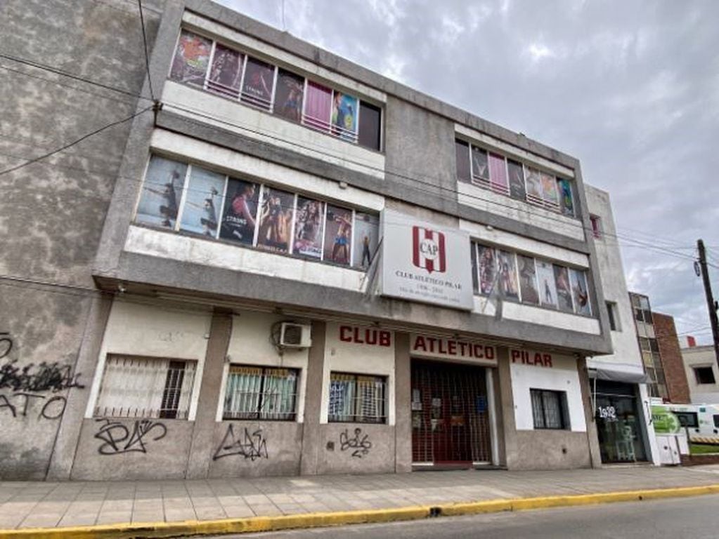 Club Atlético Pilar, donde se disputó el torneo de pádel clandestino. (Clarín)