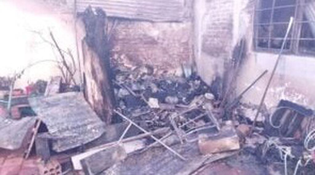 Posadas: un incendio consumió por completo una vivienda.