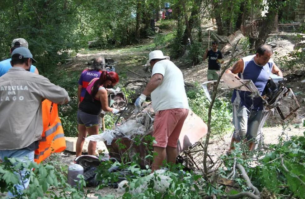 Vecinos unidos limpiaron las costas de un barrio de Carlos Paz. (Foto: prensa / Municipalidad VCP).