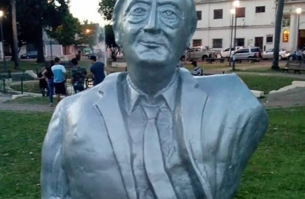 El busto de Néstor Kirchner fue colocado en la zona conocida como las Cuatro Plazas, en barrio Belgrano. (@robertocaferra)