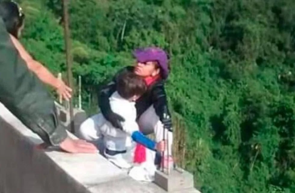 Un policía se quebró en llanto después de ver cómo la mujer se arrojó del puente con su hijo en brazos