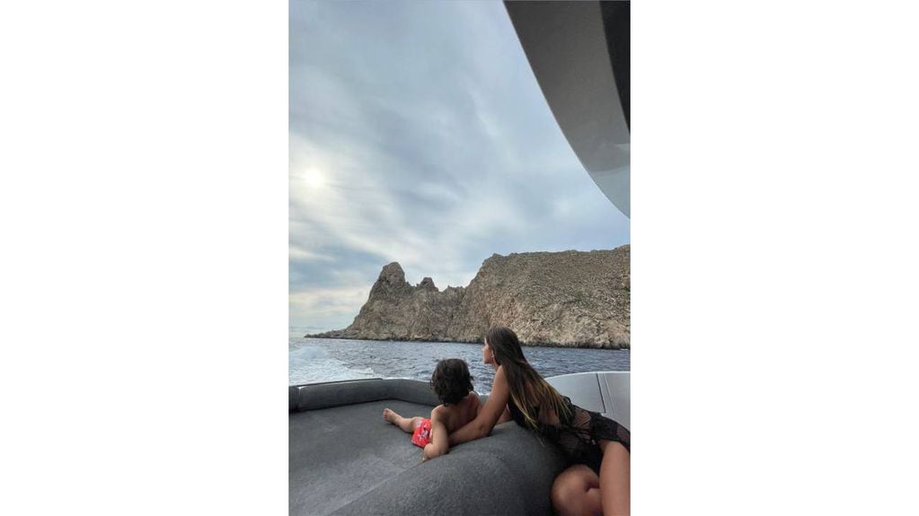 Antonela y su hijo Ciro Messi disfrutaron de un momento a solas frente al paisaje en el Mediterráneo.