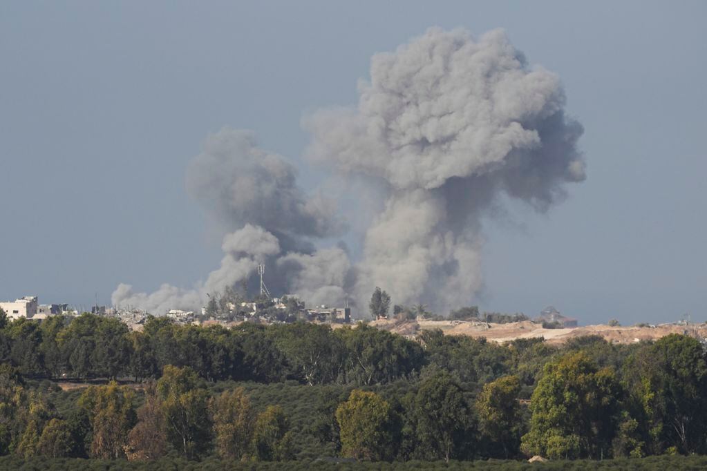 Humo se eleva luego de un bombardeo israelí en la Franja de Gaza, visto desde el sur de Israel, el lunes 4 de diciembre de 2023.