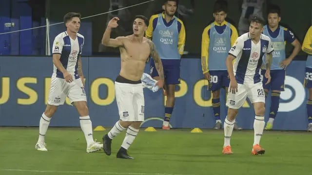 Joel Soñora festeja el gol del triunfo.