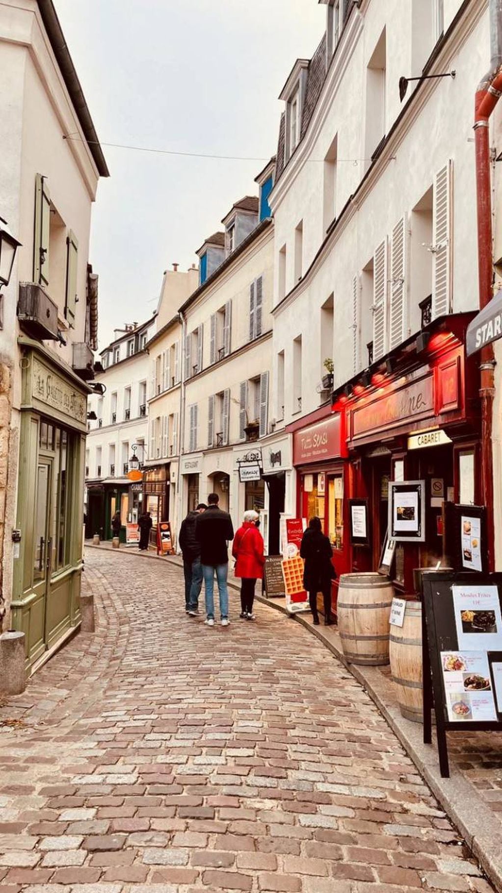 La influencer se dio una vuelta por las calles de Montmartre.