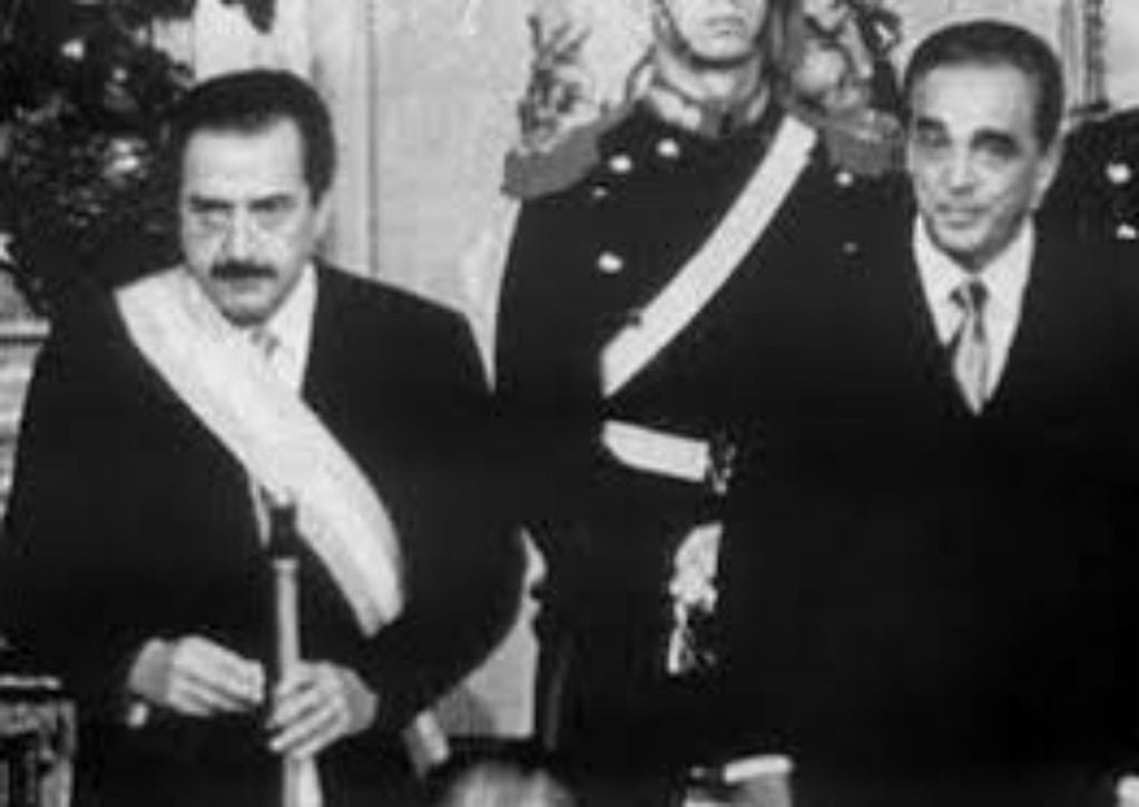 El presidente Raúl Alfonsín junto al vicepresidente Víctor Martínez, en 1983.