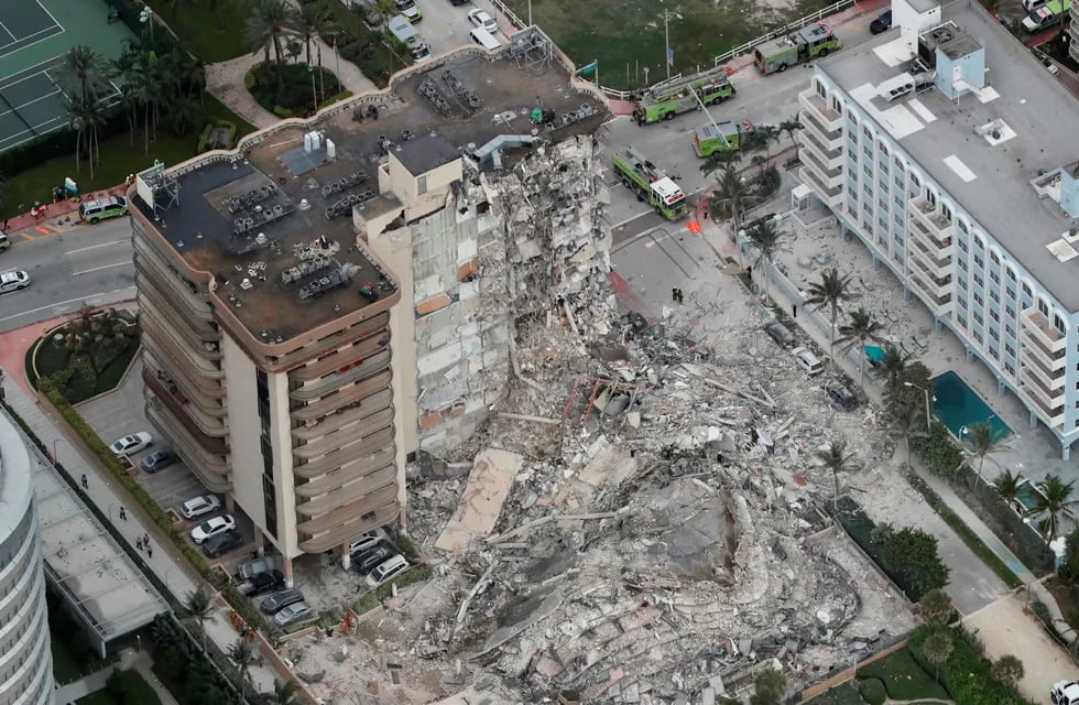 Así quedó el edificio de Surfside, Miami, que se derrumbó parcialmente este jueves 24 de junio de 2021.