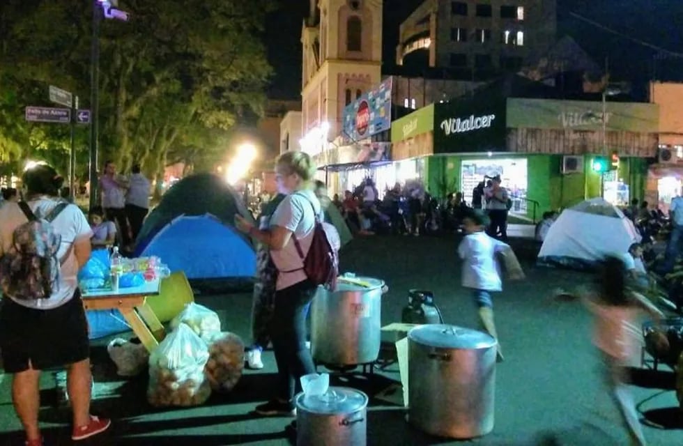 Protesta en el centro de Posadas por Barrios de Pie. Piden planes, tierras y ayuda alimenticia. (MisionesOnline)