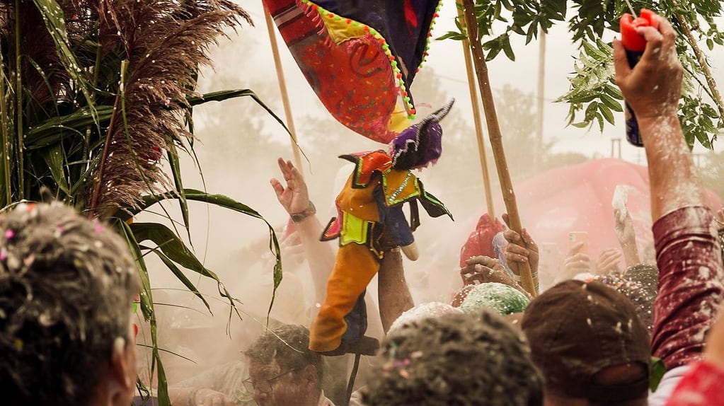 El Pujllay, el diablito bueno de la alegría, simbolizado en un muñeco de trapo que es enterrado al final de un carnaval y desenterrado al año siguiente para nuevamente dar inicio a los festejos.