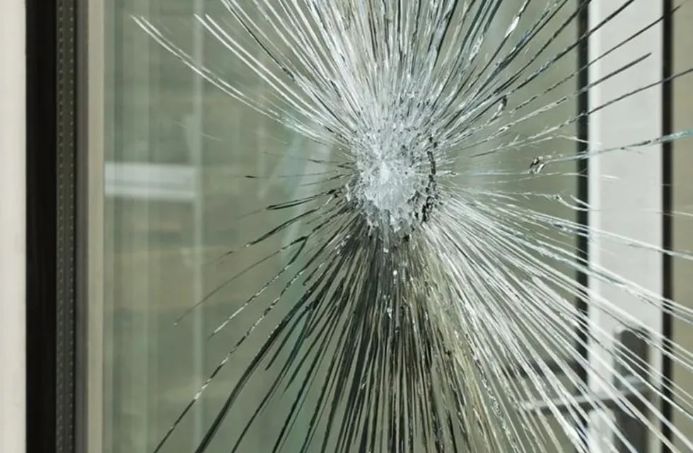 Un hombre rompió los vidrios de una clínica porque no quería pagar un seguro para que atiendan a su esposa. Imagen Ilustrativa