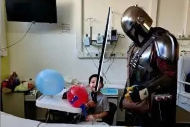 Con su disfraz de Mandalorian, un neuquino acompaña a los niños de un hospital.