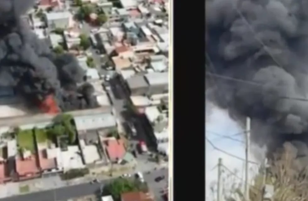 Impresionante incendio en una fábrica de plásticos y carbón en La Tablada.