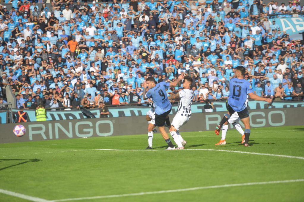 Vegetti ganó en el primer palo y puso el 1-0 en el clásico de Córdoba para Belgrano, sobre Talleres, en Alberdi. (Javier Ferreyra / La Voz)