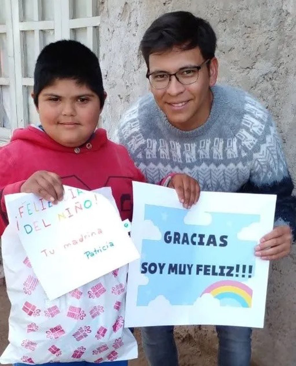 Daniel lleva felicidad a los niños de 25 de Mayo, de San Juan; y busca padrinos y madrinas para el Día de la Infancia.