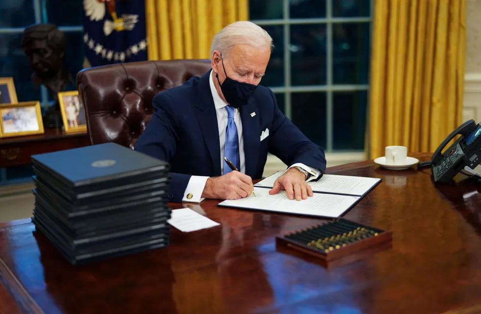 Biden firma sus primeros decretos en el Despacho Oval (Foto:EFE/EPA/Doug Mills / POOL)