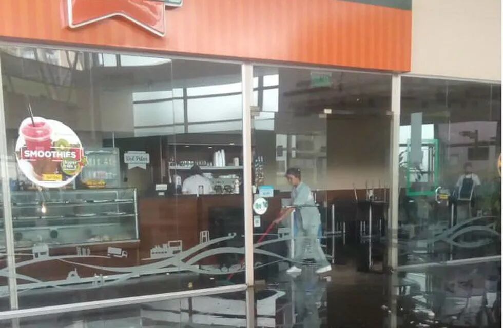 La Nueva Terminal de Córdoba se volvió a inundar este miércoles con la tormenta.