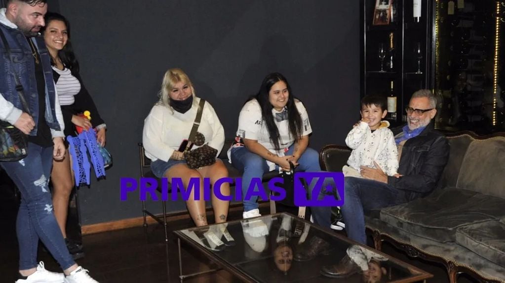 Jorge Rial celebró la noticia del embarazo de Morena en familia. (Gentileza Primicias Ya).