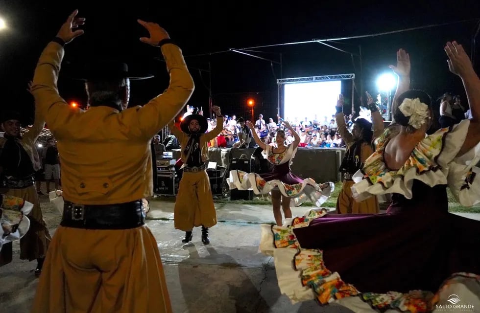 Salto Grande cerró el año de talleres culturales con espectáculos en Parque Centenario.