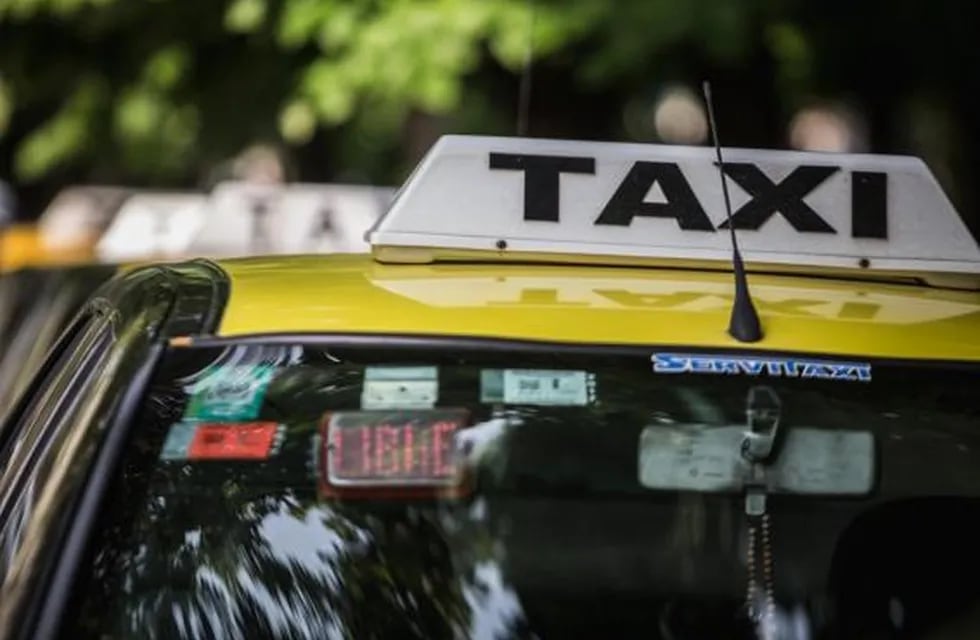 Los taxis y remises funcionarán con reserva previa para Navidad.