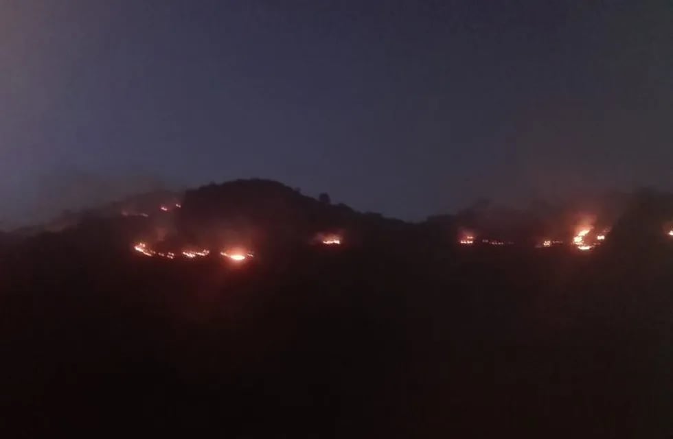 La Calera: llamas en las sierras cerca del Dique San Roque