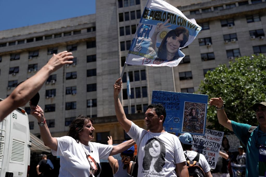 Condena a Cristina Kirchner. Los seguidores de CFK al escuchar el fallo. (AP)
