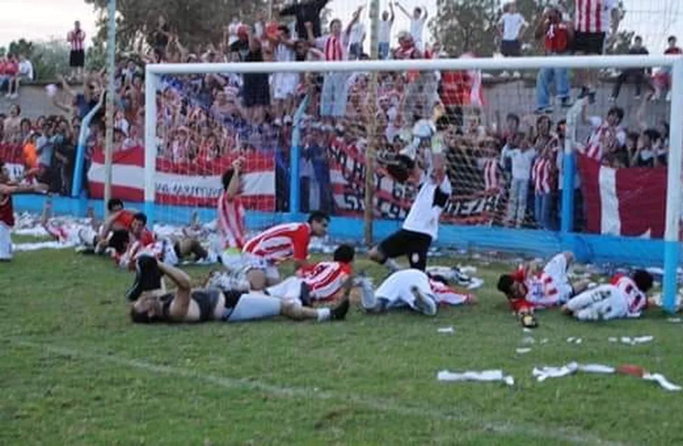 Jugadores e hinchas de Argentino de Marcos Juárez festejando el campeonato 2011