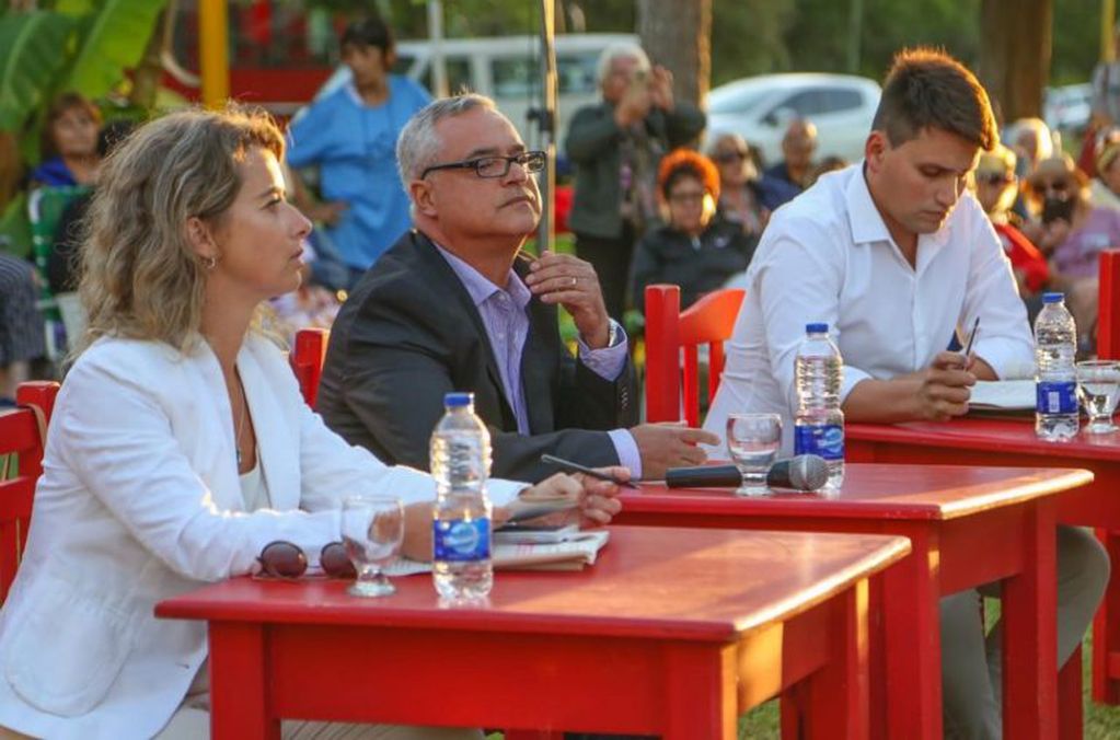 Pablo Echandi acompañada de los concejales Alejandra Leissa y Juan Ignacio Olano - Concejales JXC Gualeguaychú/ JXC
